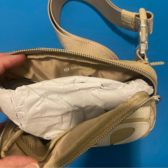 *LAST ONE*    LULULEMON  1 LITER TRENCH & WHITE LOGO BELT BAG W/ METAL BUCKLE - Picture 15 of 16